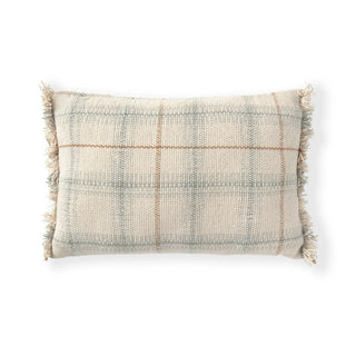 Handloom-kussen met blauw ruitpatroon en franjes op een neutrale achtergrond.