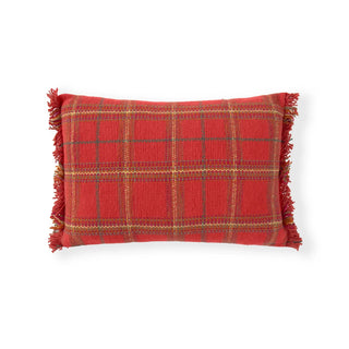 Rood Handloom-kussen met ruitpatroon en franjes op witte achtergrond.