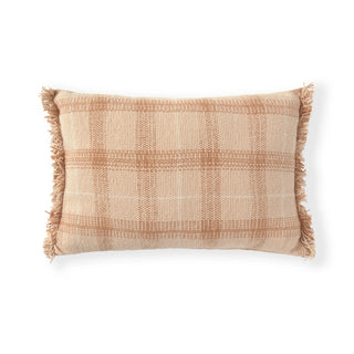 Handloom-kussen met roze ruitpatroon en franjes op een neutrale achtergrond.