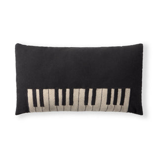 Zwart rechthoekig kussen met witte pianotoetsen.