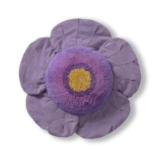 Paars bloemvormig vloerkussen met geel hart.