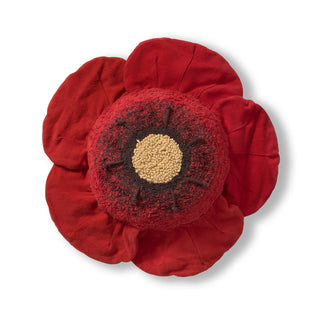 Rood bloemvormig vloerkussen met donker hart.