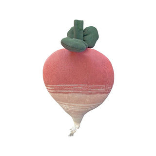 Gebreid radijskussen met roze lijf en groen loof.