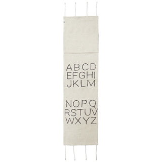 Naturel canvasstoelhoes met alfabetletters en bevestigingskoordjes. Op witte achtergrond.