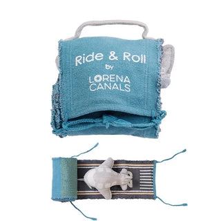 Ride & Roll met blauwe tas, landingsbaanmat en vliegtuig.