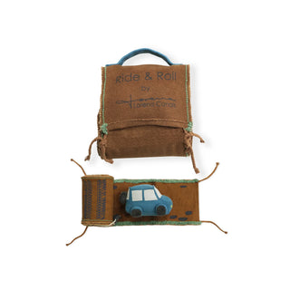 Ride & Roll-safarijeep met uitgerolde weg en opbergtas op een neutrale achtergrond.