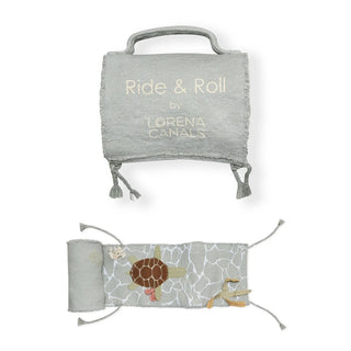 Ride & Roll met tas, uitgerolde zeespeelmat en schildpadfiguur.