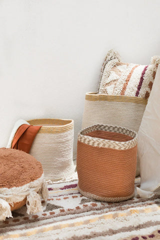 Susa-manden in verschillende formaten in naturel en terracotta bij elkaar.