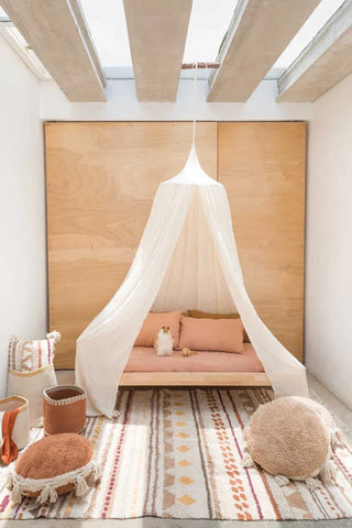 Sistan vloerkleed voor een bed met klamboe