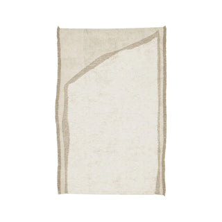 Naturel Suf-vloerkleed met asymmetrische zandkleurige omlijning. Op een witte achtergrond.