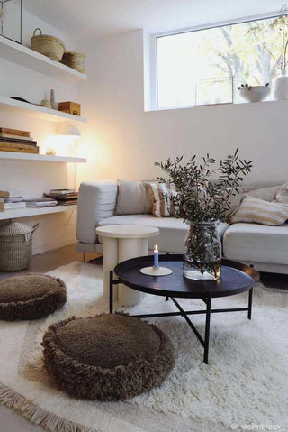 Suf Natural vloerkleed in een zithoek met ronde tafel