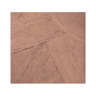 Bruine Stoashed-wandtextiel met diagonale naden op witte achtergrond.