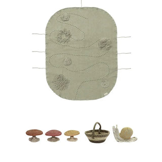 Snail-speelset met mat, slak, paddenstoelen en mandje op witte achtergrond.