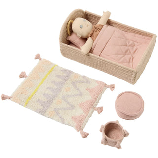 Mini Lorena Ammi met pop in mandbed, roze beddengoed en kleine accessoires.