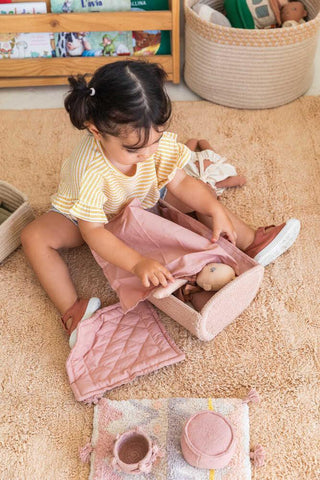 Kind speelt met de Mini Lorena Ammi pop en haar mandbedje