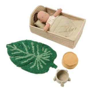 Mini Lorena Sana met pop in mandbed, groen beddengoed en bladvormig kleedje.