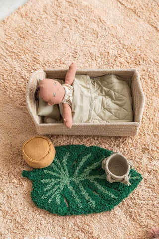 Mini Lorena Sana pop in haar bedje met miniatuurkleed en accessoires