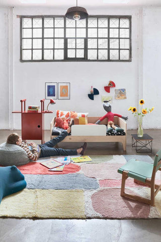 Lorena Canals Abstract vloerkleed in een speelse woonkamer