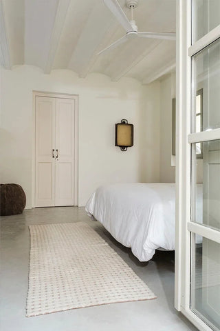Lorena Canals Reveal loper naast een bed