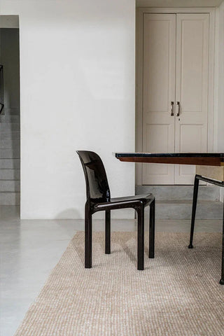 Lorena Canals Bliss vloerkleed onder een eettafel
