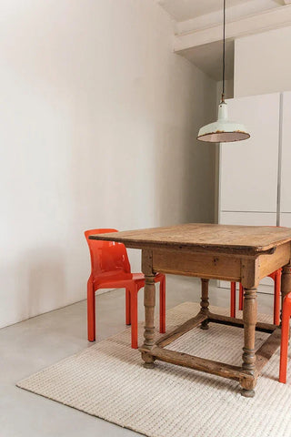 Lorena Canals Eden vloerkleed onder een eettafel