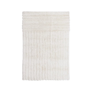 Wit Dunes-vloerkleed met reliëfbanen. Op witte achtergrond.