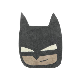 Donker maskervloerkleed met puntoren, lichte ogen en snuit.