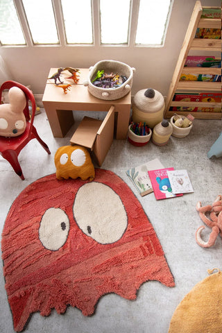 Rood spookvloerkleed in een speelhoek.