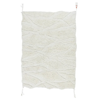 Licht vloerkleed met reliëflijnen en hoekkwasten.