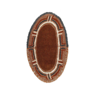 Ovaal bruin vloerkleed met geometrische rand.