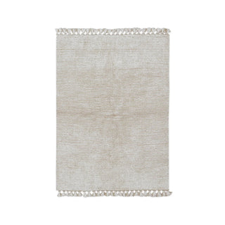 Koa-vloerkleed met zandkleurige banen en franjes. Op witte achtergrond.