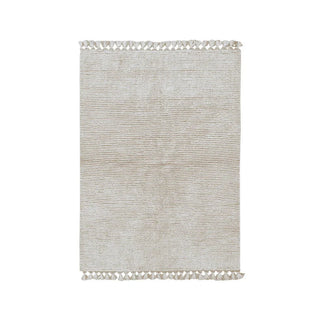 Koa-vloerkleed met zandkleurige banen en franjes. Op witte achtergrond.