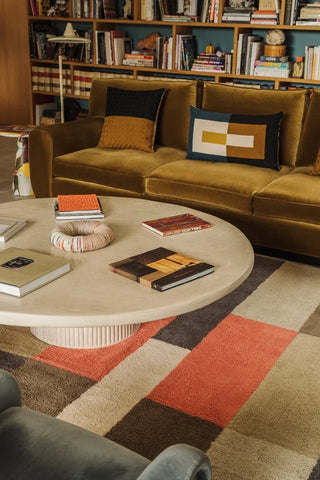 Lorena Canals Chroma Palette vloerkleed bij een bank en ronde tafel