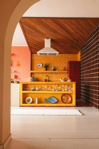 Licht Longue-vloerkleed voor een kleurrijke keuken met houten plafond.