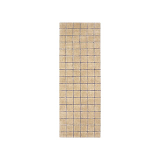 Langwerpig amberkleurig Mosaic-vloerkleed met donker rasterpatroon op witte achtergrond.