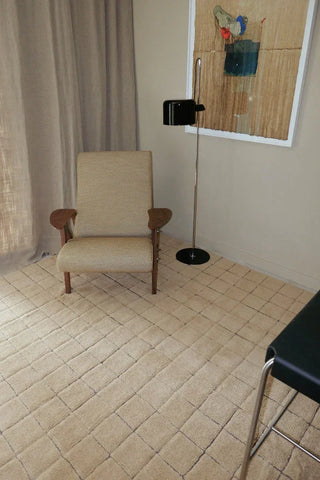 Mosaic Amber vloerkleed bij een houten stoel