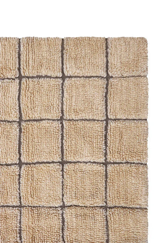 Detail van amberkleurig Mosaic-vloerkleed met rasterpatroon.