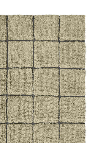 Detail van mosgroen Mosaic-vloerkleed met rasterpatroon.