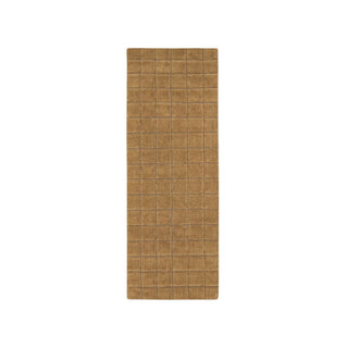Langwerpig okerkleurig Mosaic-vloerkleed met donker rasterpatroon op witte achtergrond.