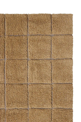 Detail van okerkleurig Mosaic-vloerkleed met rasterpatroon.