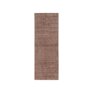 Langwerpig roze Mosaic-vloerkleed met donker rasterpatroon op witte achtergrond.