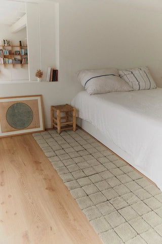 Mosaic Sandstone loper naast een bed