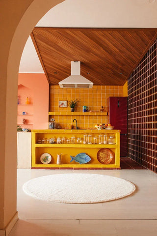 Round Natural vloerkleed voor een gele kast