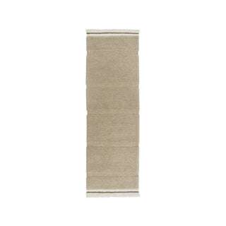 Beige Steppe-loper met subtiele banen en franjes. Op witte achtergrond.