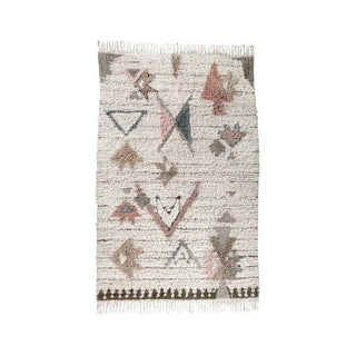 Naturel vloerkleed met geometrische motieven en franjes.