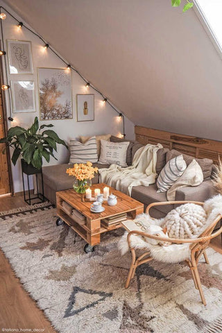 Tuba vloerkleed in een zithoek met houten tafel