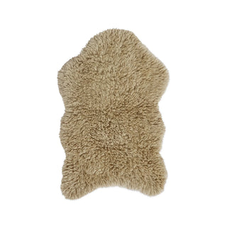 Beige Woolly-vloerkleed in organische vachtvorm. Op witte achtergrond.