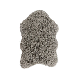 Grijs Woolly-vloerkleed in organische vachtvorm. Op witte achtergrond.