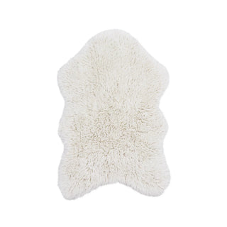 Wit Woolly-vloerkleed in organische vachtvorm. Op witte achtergrond.
