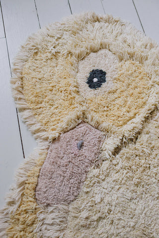 Detail van het gezicht van het eendenvloerkleed.